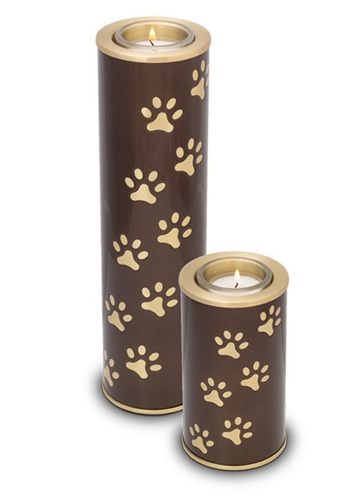 Braune Kerzenurne mit goldenen Pfotenspuren und Teelichthalter – stilvolle, leuchtende Erinnerung an ein geliebtes Tier.