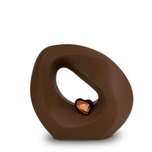 Braune Herzskulptur-Urne aus Keramik mit goldenem Herz – stilvolle, warme Erinnerung an ein geliebtes Tier.