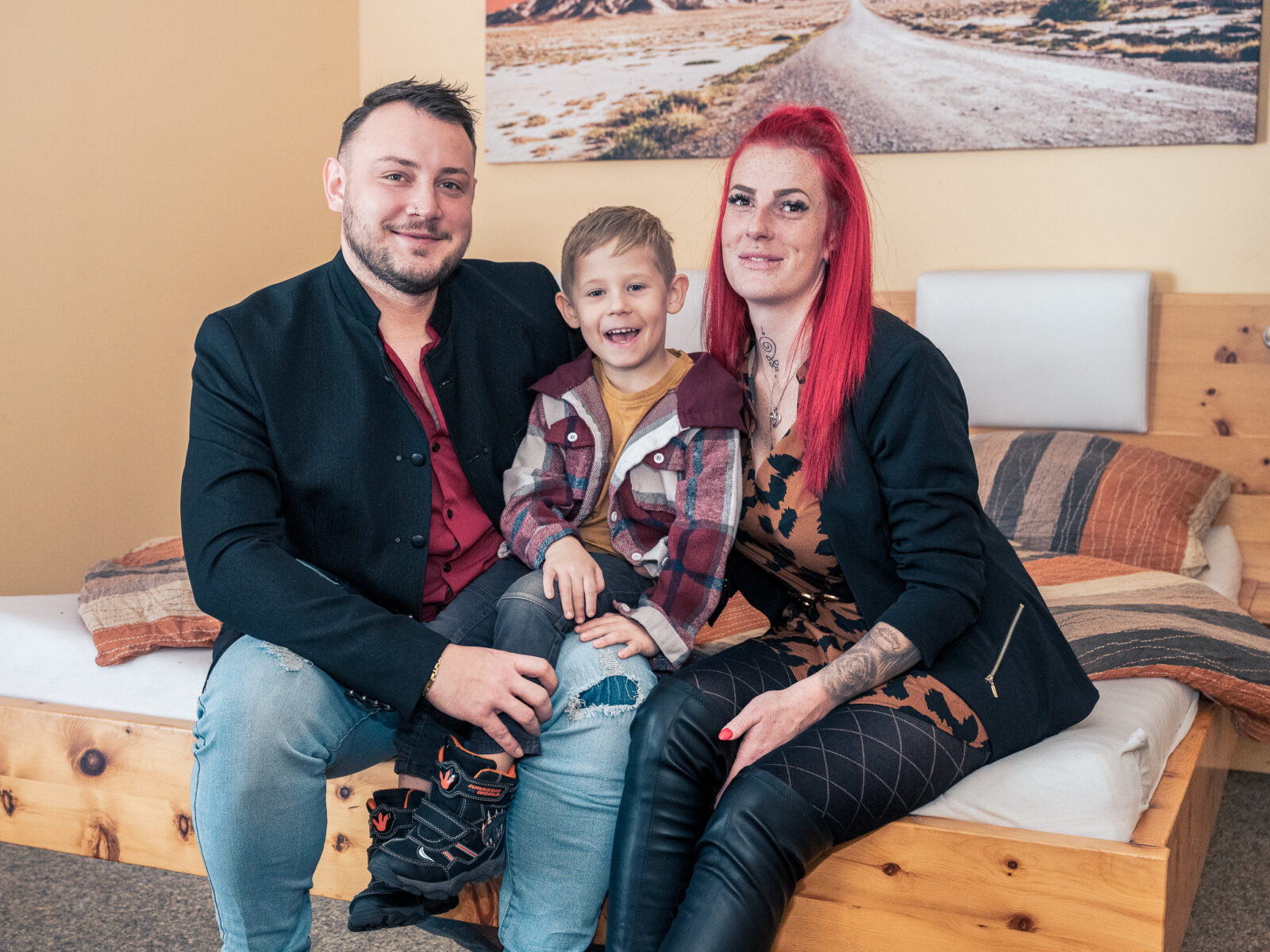 Ueber uns / Über uns Daniel und Nadine im herbstlichen Garten – ein Moment, der zeigt, wie viel Herz und Nähe hinter der Phönix Tierbestattung stehen.