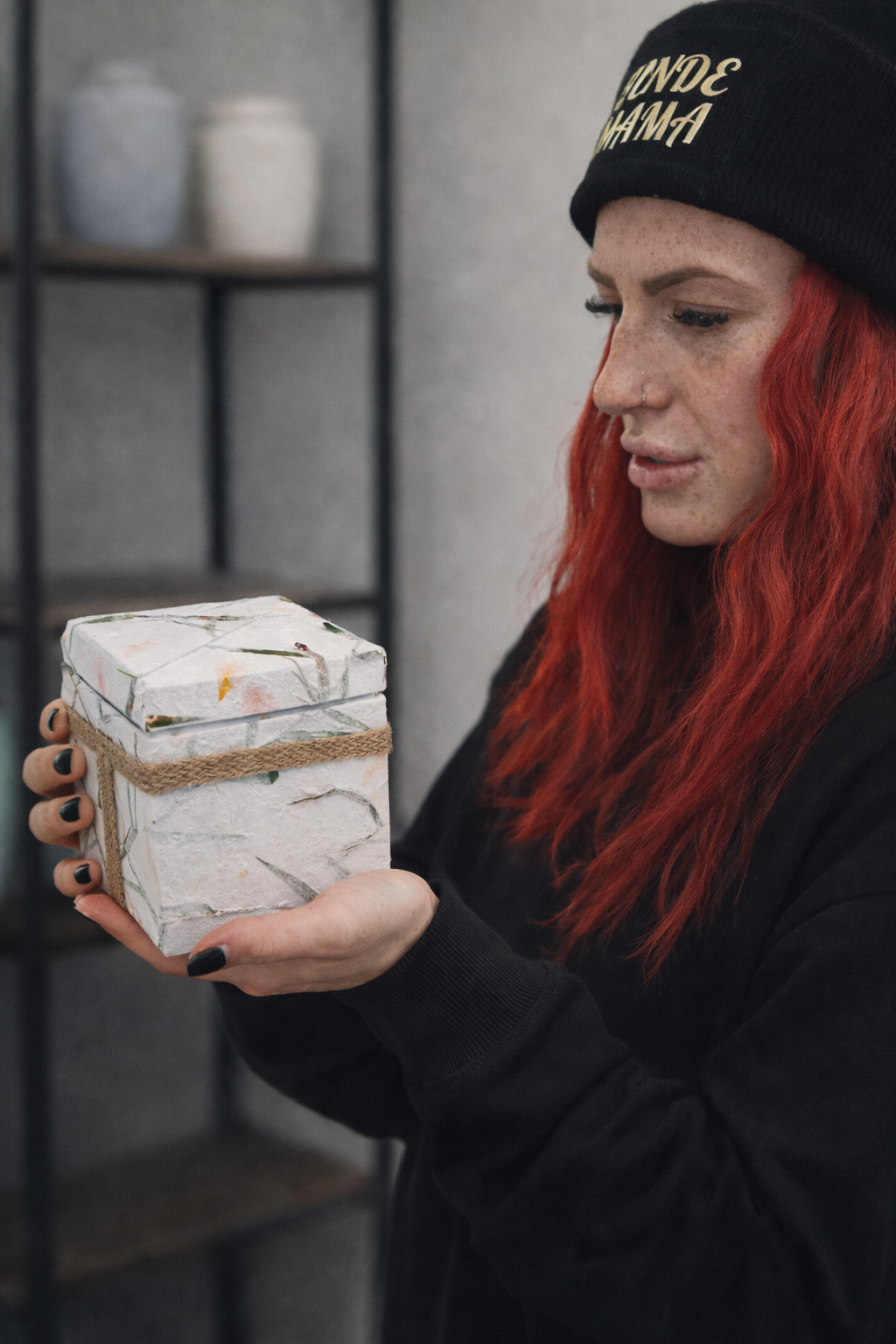 nadine-haelt-eine-tierurne-aus-buettenpapier-in-den-haenden-phoenix-tierbestattung-obdach-zusammenarbeit-mit-tierkrematorium-lebring-abschied-von-tieren-im-fokus-inhaber-daniel-sattler-und-nadine-sattler-empfehlungen-von-kunden-google-rezensionen