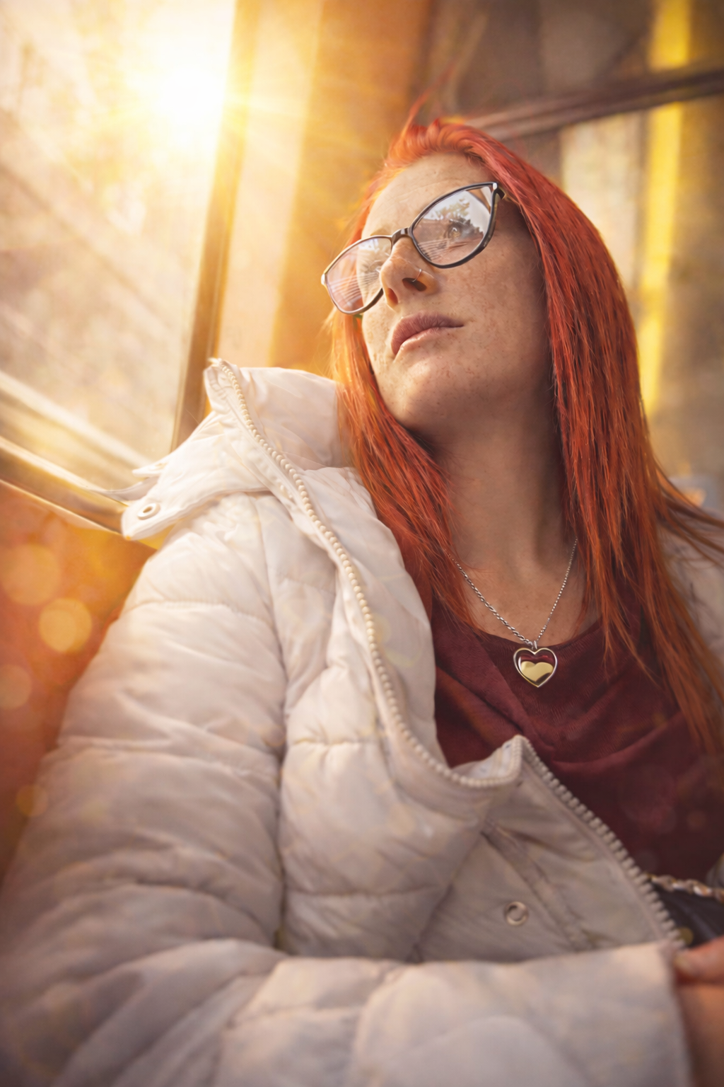 nadine-mit-urne-fuer-tiere-phoenix-tierbestattung-krematorium-regenbogenbruecke